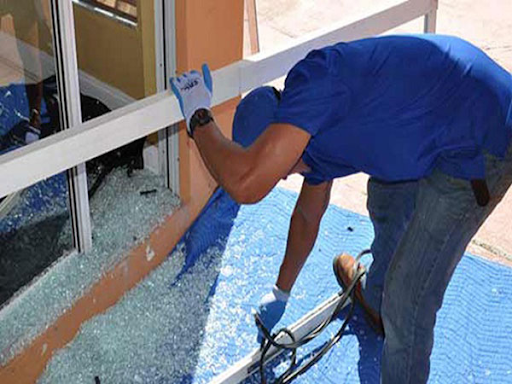 Cách thay kính cửa nhôm an toàn  và hiệu quả 