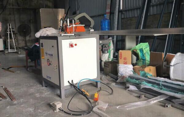 Giá máy cắt nhôm nội thất là bao nhiêu?
