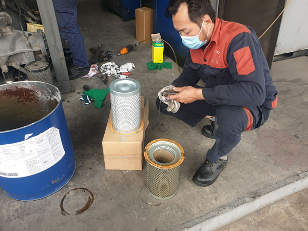 Vệ sinh bộ lọc gió của máy nén khí