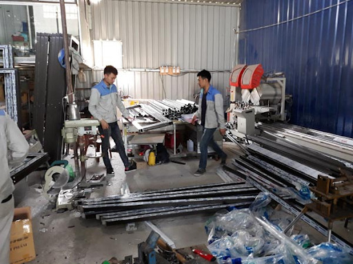 Chăm chỉ và cẩn thận là những yếu tố cần thiết để làm giàu từ nghề nhôm kính