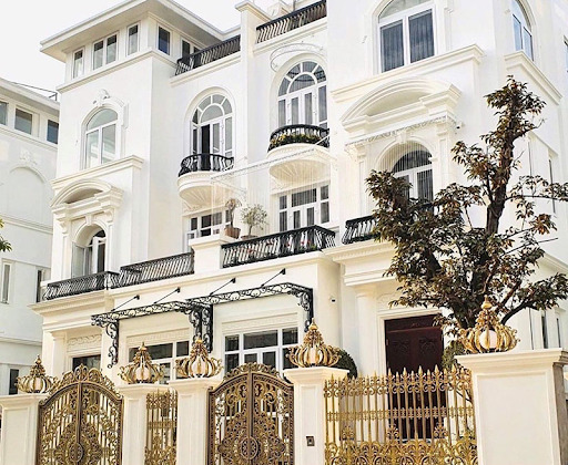 Nhà có thiết kế mẫu cửa nhôm uốn vòm màu trắng
