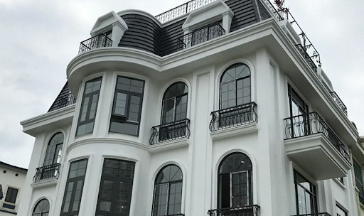 Thiết kế cửa nhôm uốn vòm màu đen