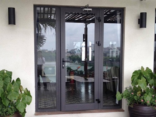 Cửa nhôm xingfa màu xám ghi hiện đại