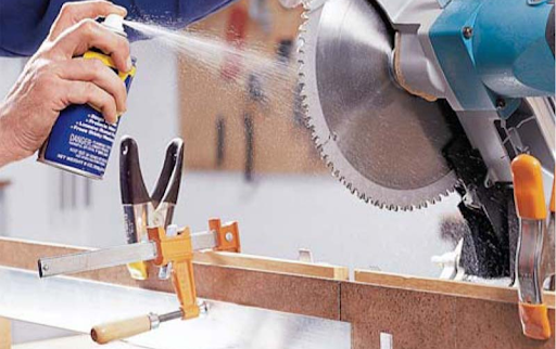 Dùng dầu cắt hoặc chất làm mát