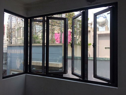Các yếu tố cần lưu ý khi chọn kích thước cửa sổ nhôm kính 4 cánh
