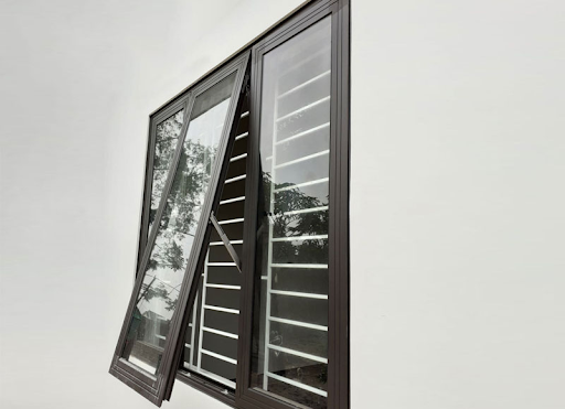 Cửa sổ mở hất 2 cánh Xingfa màu xám ghi