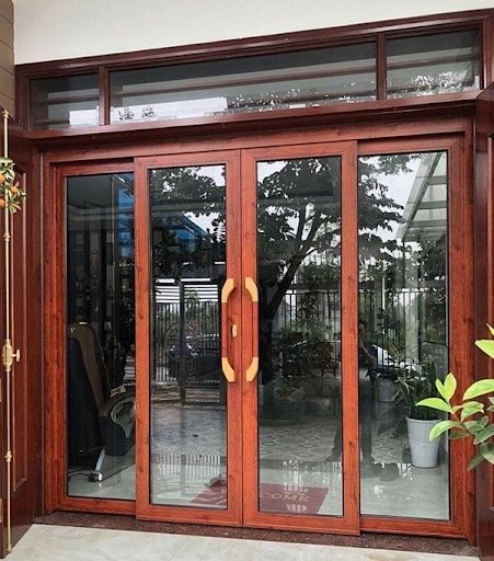 Cửa đi 4 cánh mở lùa chất liệu nhôm xingfa quảng đông màu vân gỗ