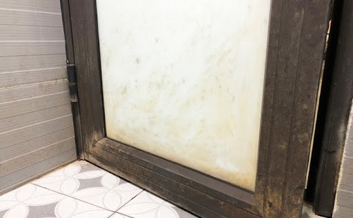 Bụi bẩn bám lâu ngày sẽ làm mất đi vẻ đẹp sáng bóng của cửa lúc ban đầu