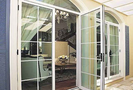 Hãy lắp thêm mái che hoặc rèm để bảo vệ cửa nhôm khỏi yếu tố thời tiết