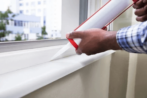 Dùng keo silicon chất lượng cao để che kín lỗ hở trên cửa nhôm kính