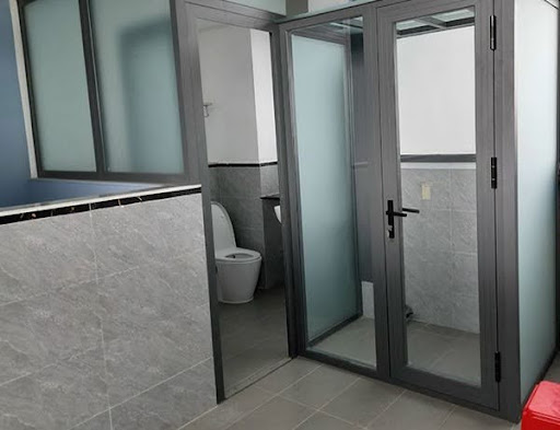 Cửa nhôm kính mờ với khung viền tối giản