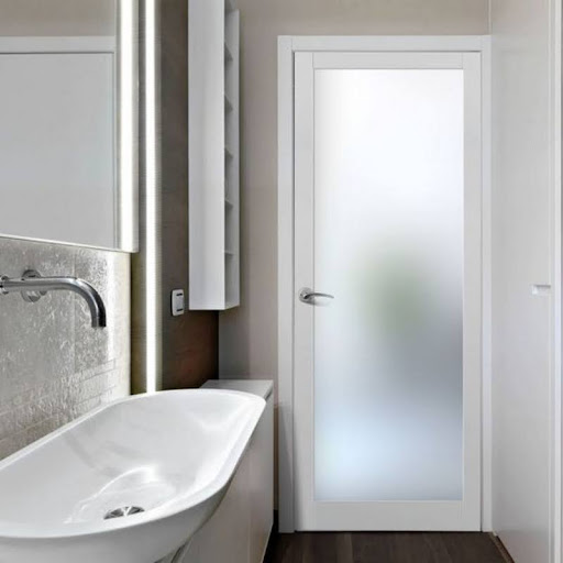 Cửa nhôm nhà tắm màu trắng kết hợp kính mờ