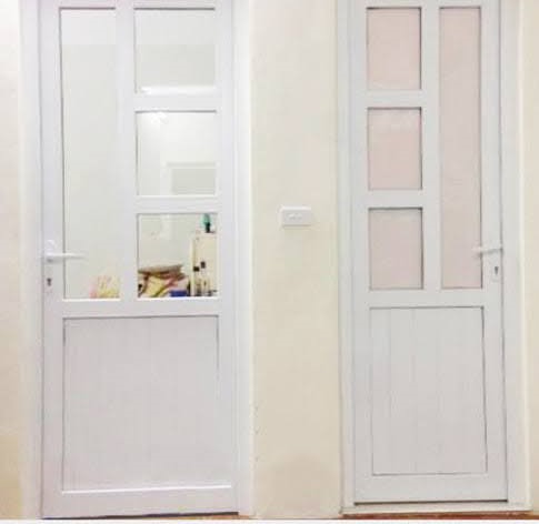 Cửa nhôm nhà tắm đẹp kết hợp kính màu
