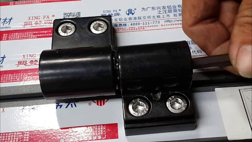 Dứt điểm tình trạng cửa nhôm bị kêu nhờ điều chỉnh bản lề cửa