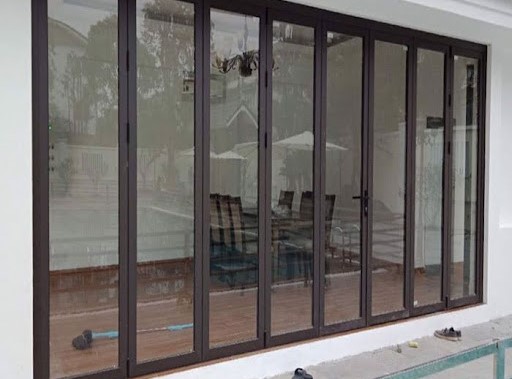 Cửa sổ nhôm Xingfa màu đen cơ bản giúp cho không gian của ngôi nhà đón được gió tốt hơn