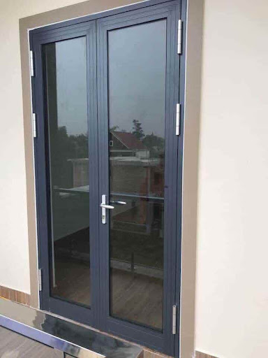 Cửa đi 2 cánh nhôm Xingfa đen là lựa chọn phổ biến cho cửa chính hoặc cửa ra ban công