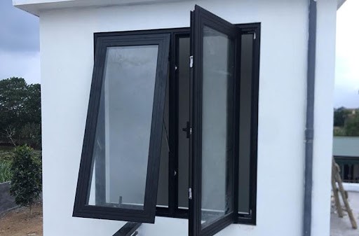 Cửa mở quay là lựa chọn phù hợp cho các công trình yêu cầu sự chắc chắn và tiện lợi