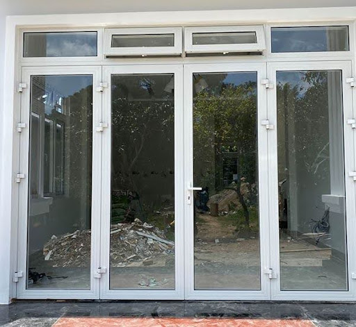 Loại cửa này phù hợp với cửa đi chính, giúp tạo điểm nhấn sang trọng cho ngôi nhà