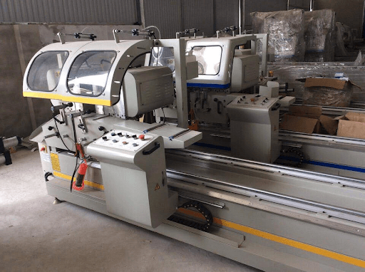 Máy cắt nhôm hai đầu thường được sử dụng trong các công xưởng