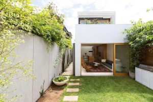 Cửa nhôm vệ sinh rất nhanh chóng, giúp tiết kiệm thời gian