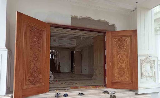 Cửa gỗ thường mang vẻ sang trọng cho căn nhà